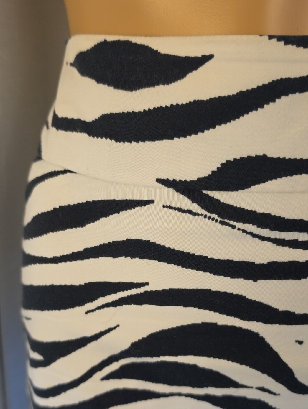 Focus 2000 98% Cotton Black and White Zebra Print Mini Skirt Size 6 - Picture 2 of 9
